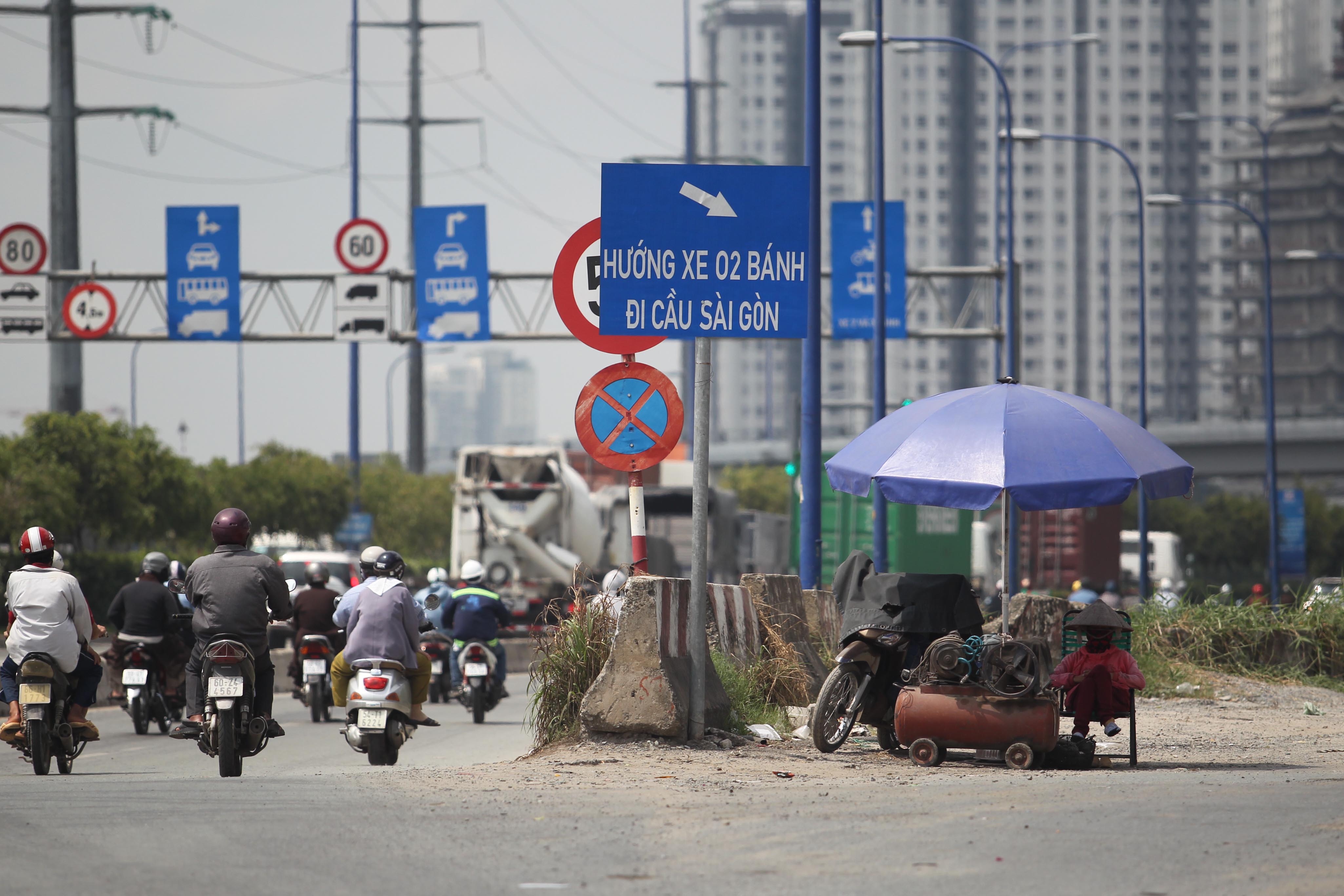 
Theo Đ&agrave;i Kh&iacute; tượng Thủy văn khu vực Nam Bộ, nhiệt độ trung b&igrave;nh trong những ng&agrave;y qua tại TPHCM cao nhất từ 35 đến 36 độ C. Tuy nhi&ecirc;n, nhiệt độ thực tế n&oacute;ng hơn nhiều so với bản tin dự b&aacute;o thời tiết.
