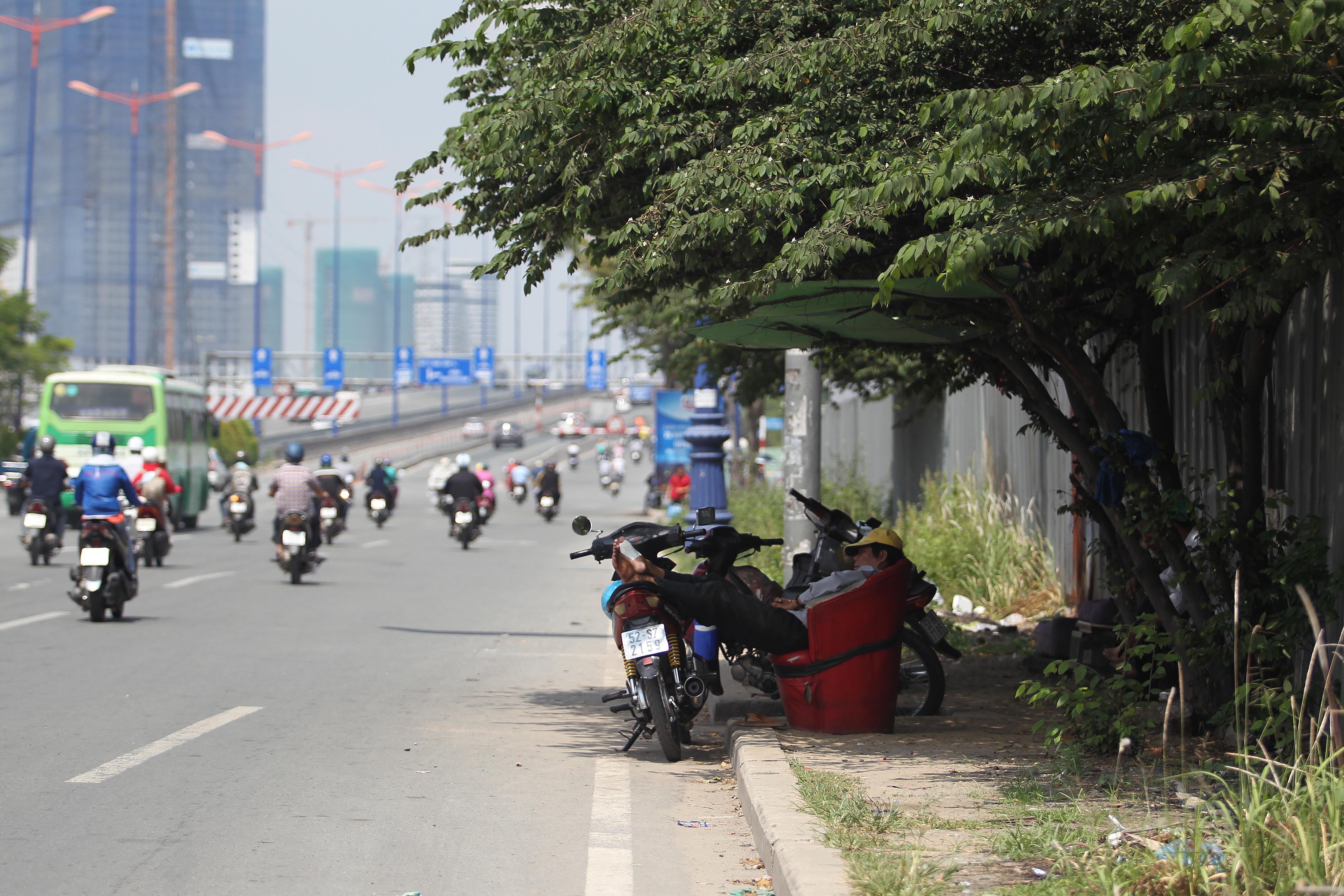 
Thời tiết tr&ecirc;n xa lộ H&agrave; Nội kh&aacute; n&oacute;ng khiến c&aacute;c b&aacute;c t&agrave;i xe &ocirc;m mệt l&atilde; mưu sinh
