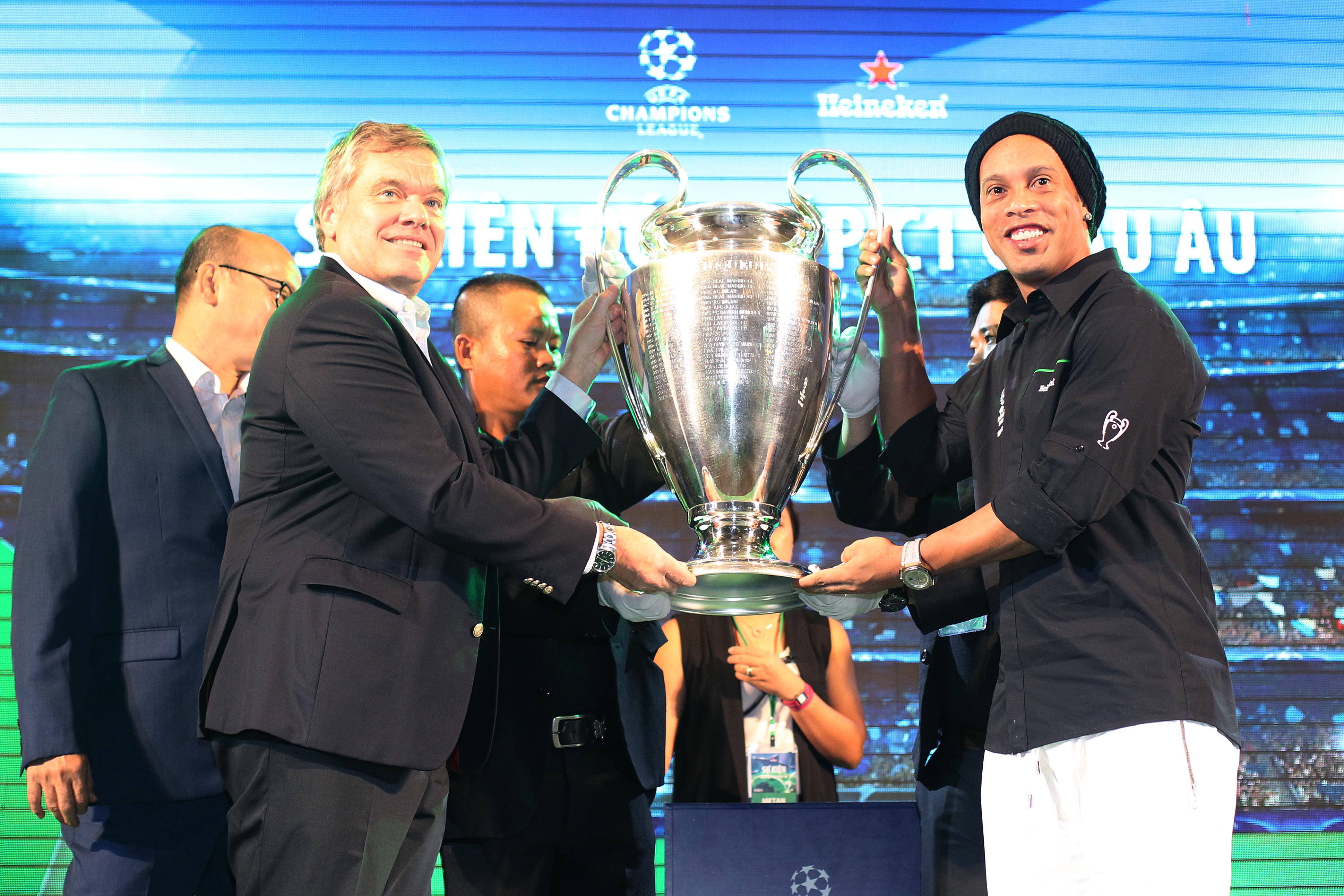 Ronaldinho trở lại Việt Nam, mơ Barcelona ngược dòng Champions League