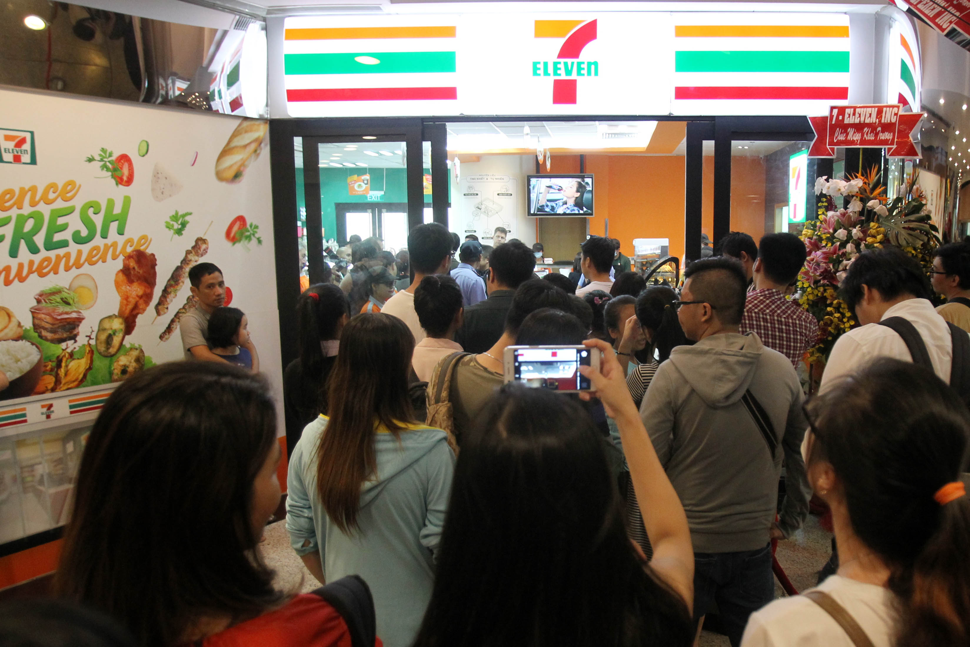 Cửa h&agrave;ng 7-Eleven đầu ti&ecirc;n qu&aacute; tải ng&agrave;y khai trương - Ảnh 3.