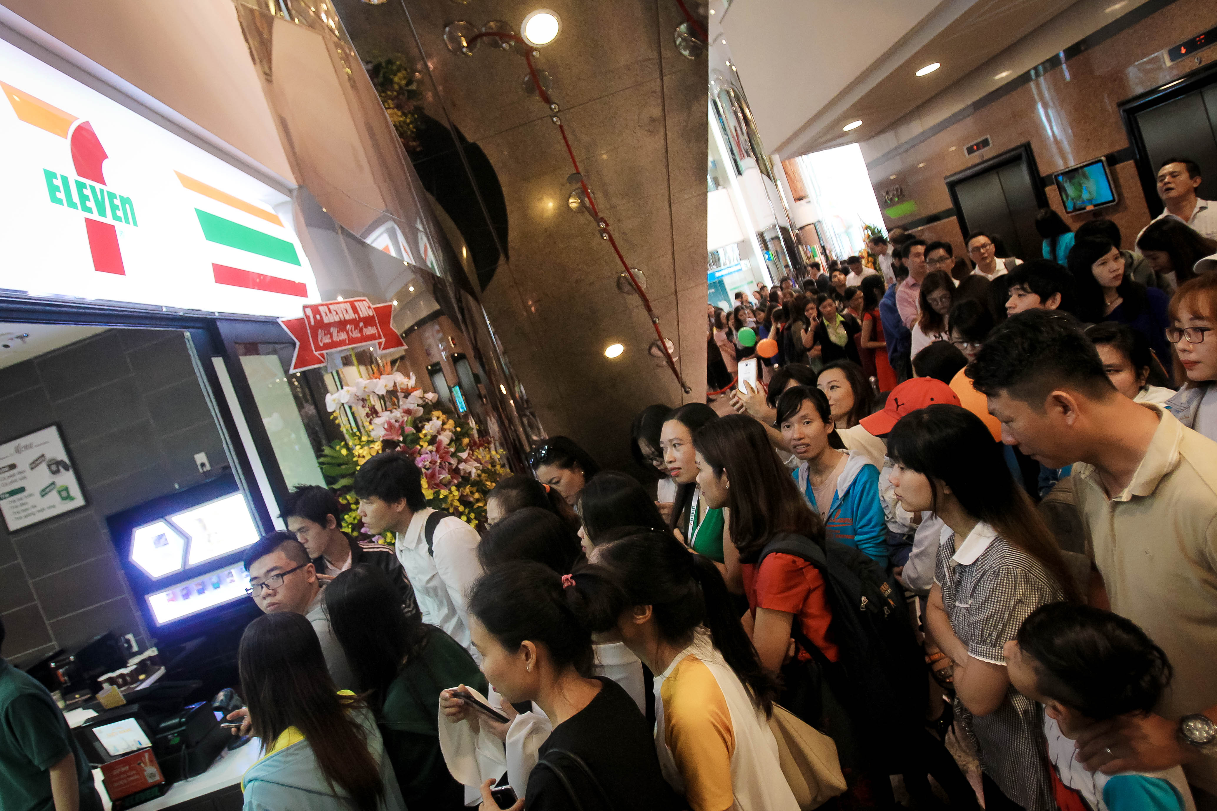 Cửa h&agrave;ng 7-Eleven đầu ti&ecirc;n qu&aacute; tải ng&agrave;y khai trương - Ảnh 1.