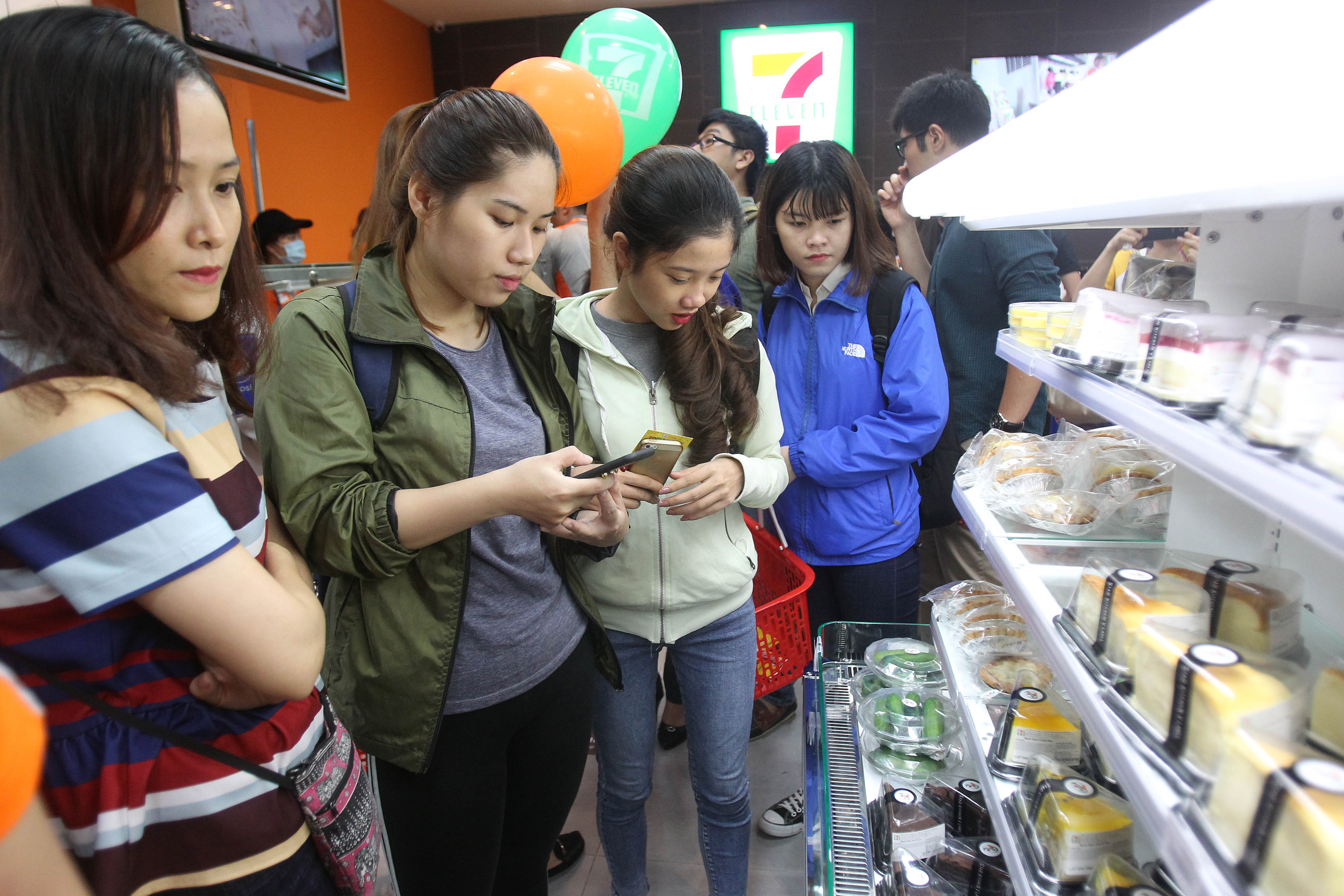 Cửa h&agrave;ng 7-Eleven đầu ti&ecirc;n qu&aacute; tải ng&agrave;y khai trương - Ảnh 11.