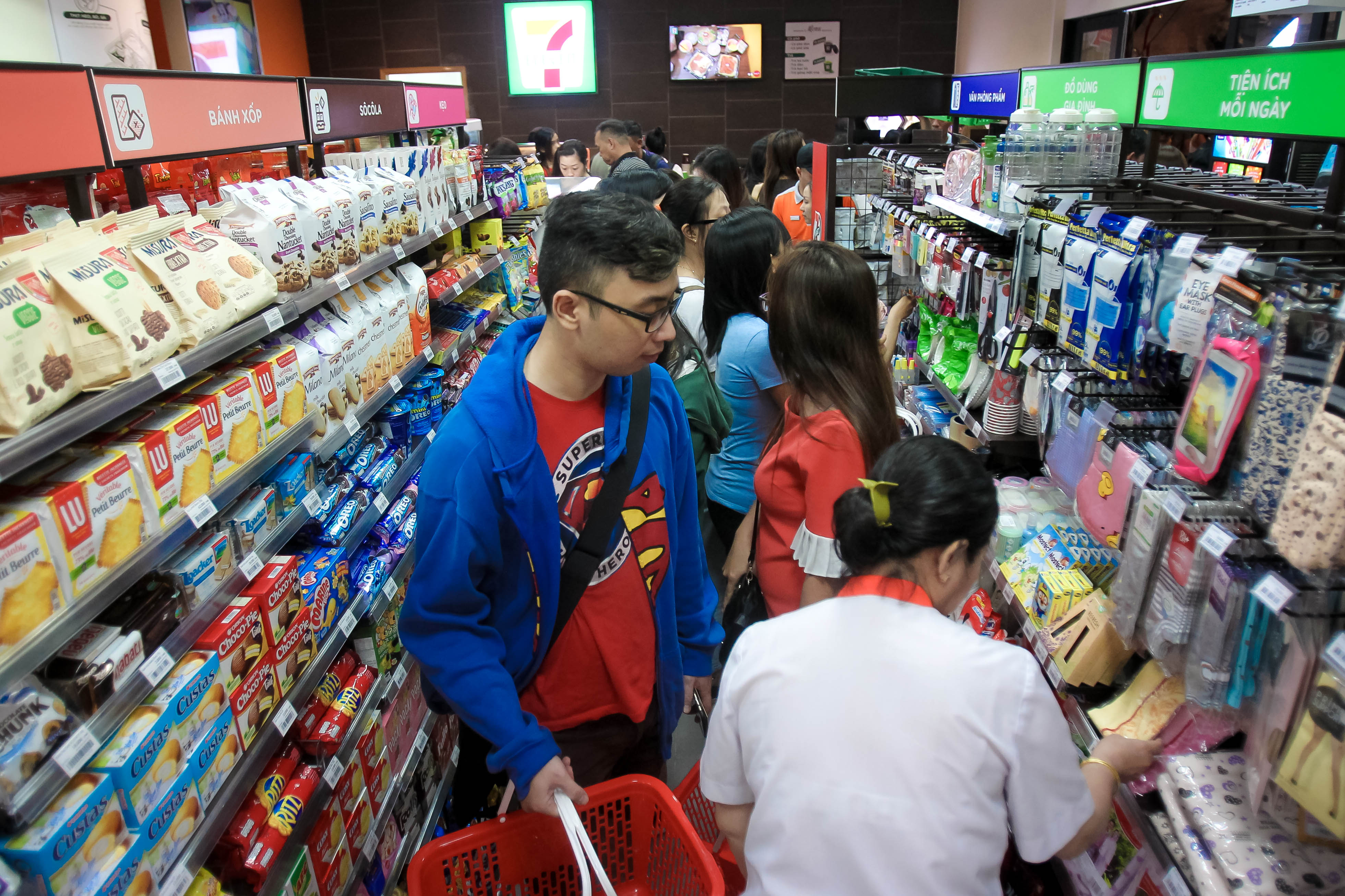 Cửa h&agrave;ng 7-Eleven đầu ti&ecirc;n qu&aacute; tải ng&agrave;y khai trương - Ảnh 5.