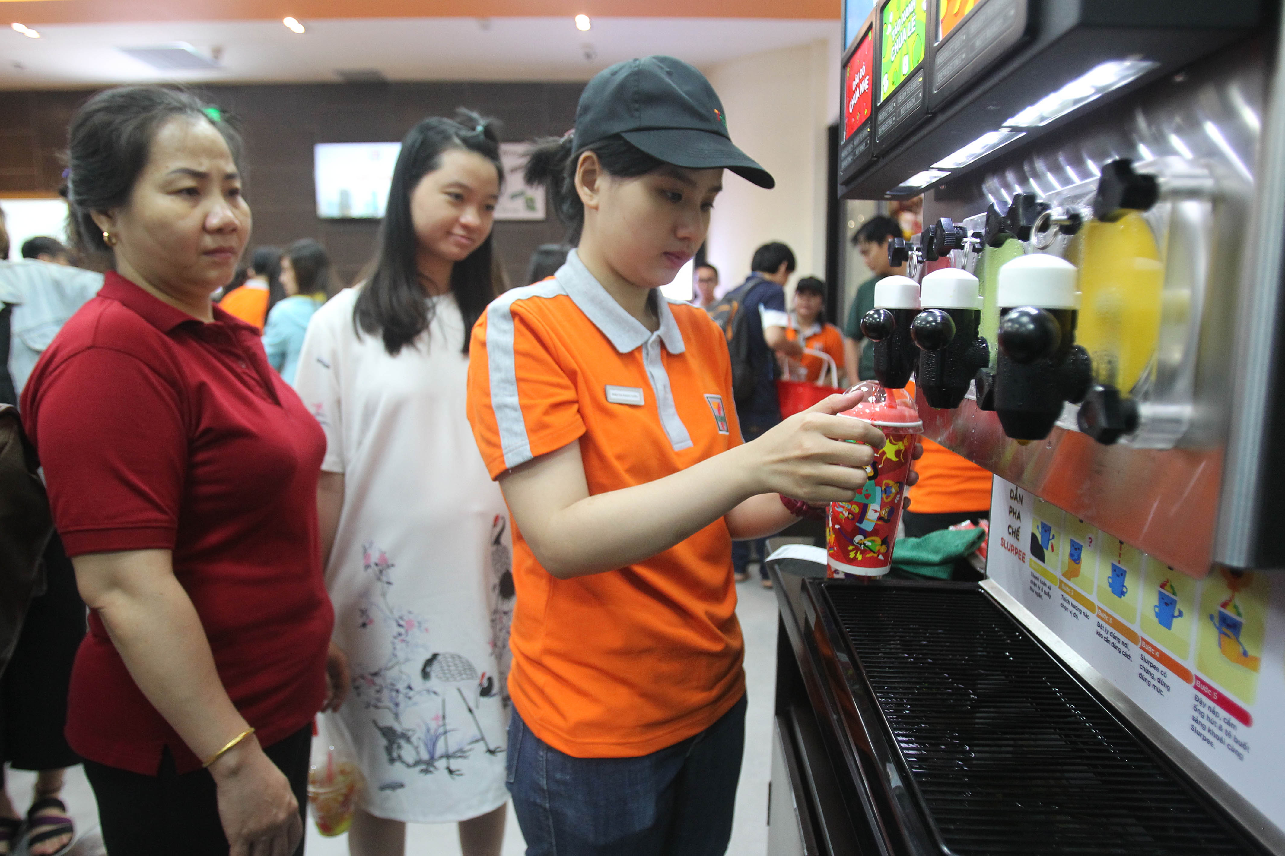 Cửa h&agrave;ng 7-Eleven đầu ti&ecirc;n qu&aacute; tải ng&agrave;y khai trương - Ảnh 8.