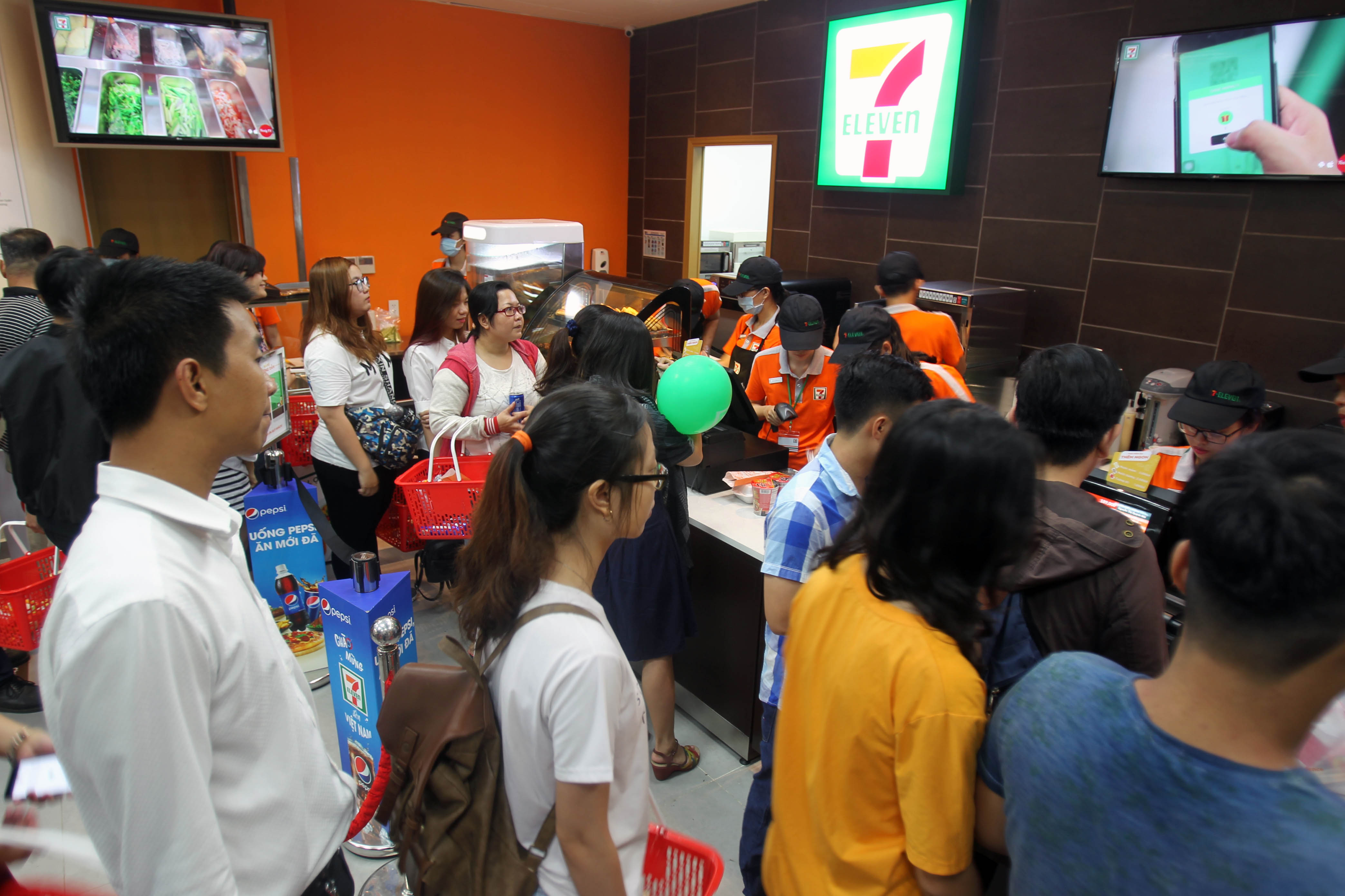 Cửa h&agrave;ng 7-Eleven đầu ti&ecirc;n qu&aacute; tải ng&agrave;y khai trương - Ảnh 12.