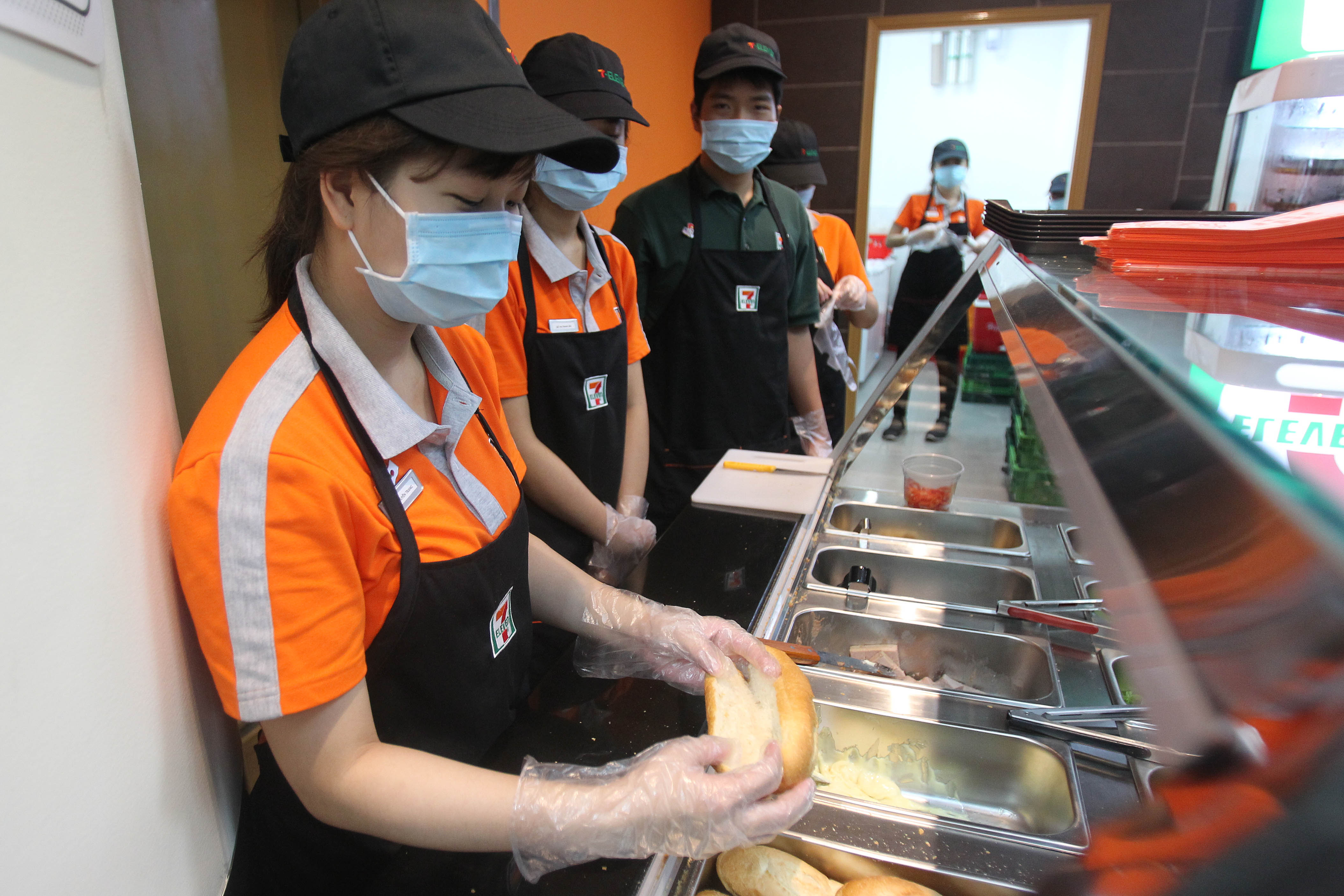Cửa h&agrave;ng 7-Eleven đầu ti&ecirc;n qu&aacute; tải ng&agrave;y khai trương - Ảnh 6.