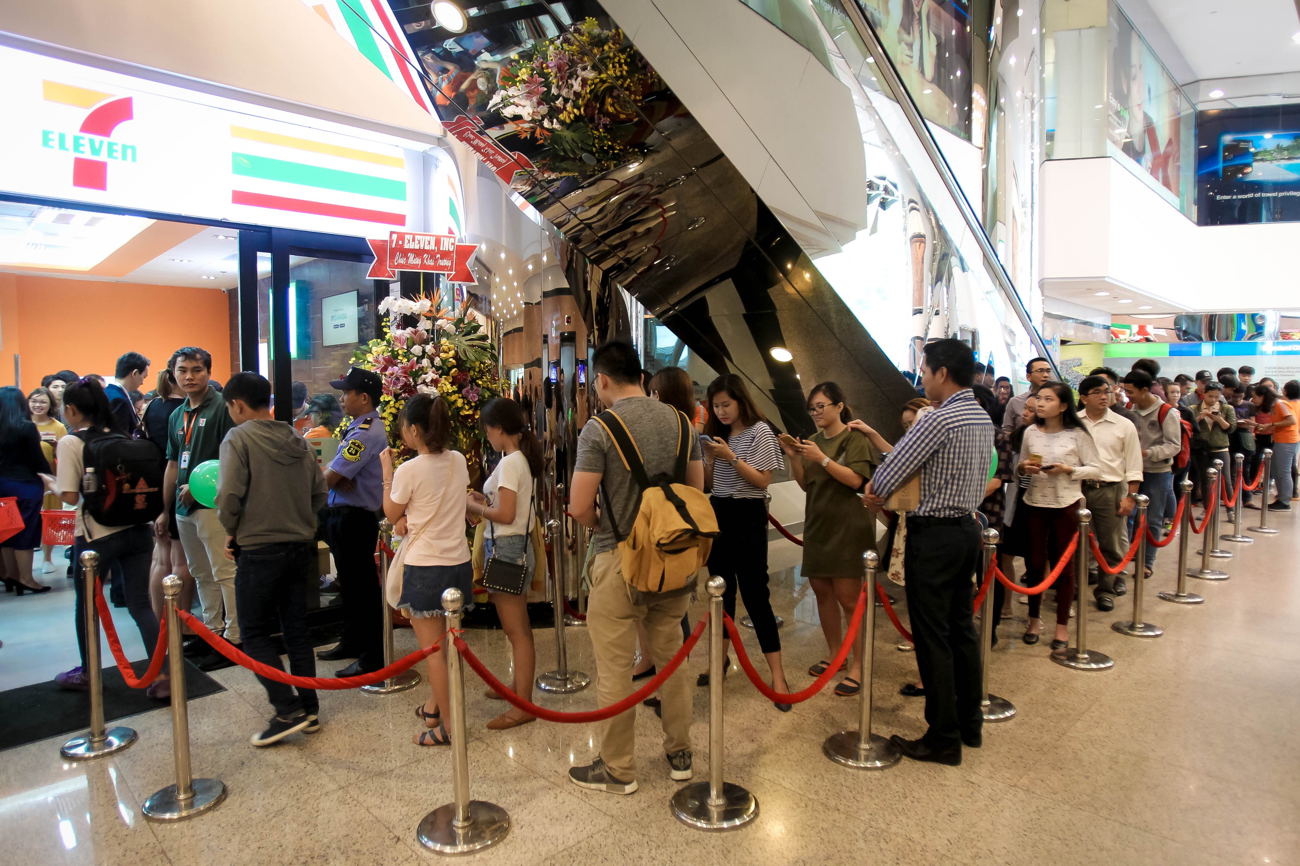 Cửa h&agrave;ng 7-Eleven đầu ti&ecirc;n qu&aacute; tải ng&agrave;y khai trương - Ảnh 13.