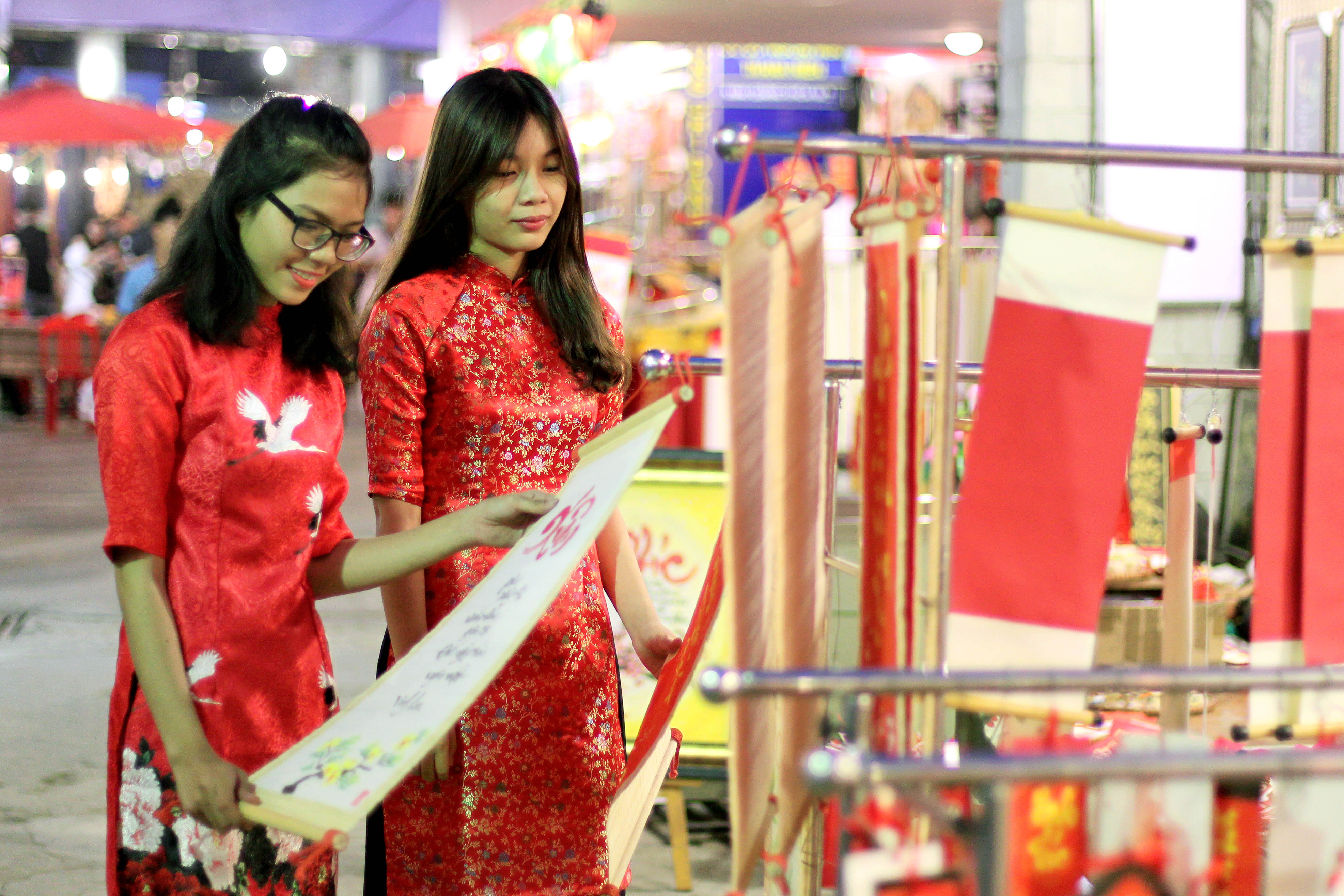 Những bức liễn có giá dao động từ 15.000 đồng đến 120.000 đồng tùy kích cỡ.