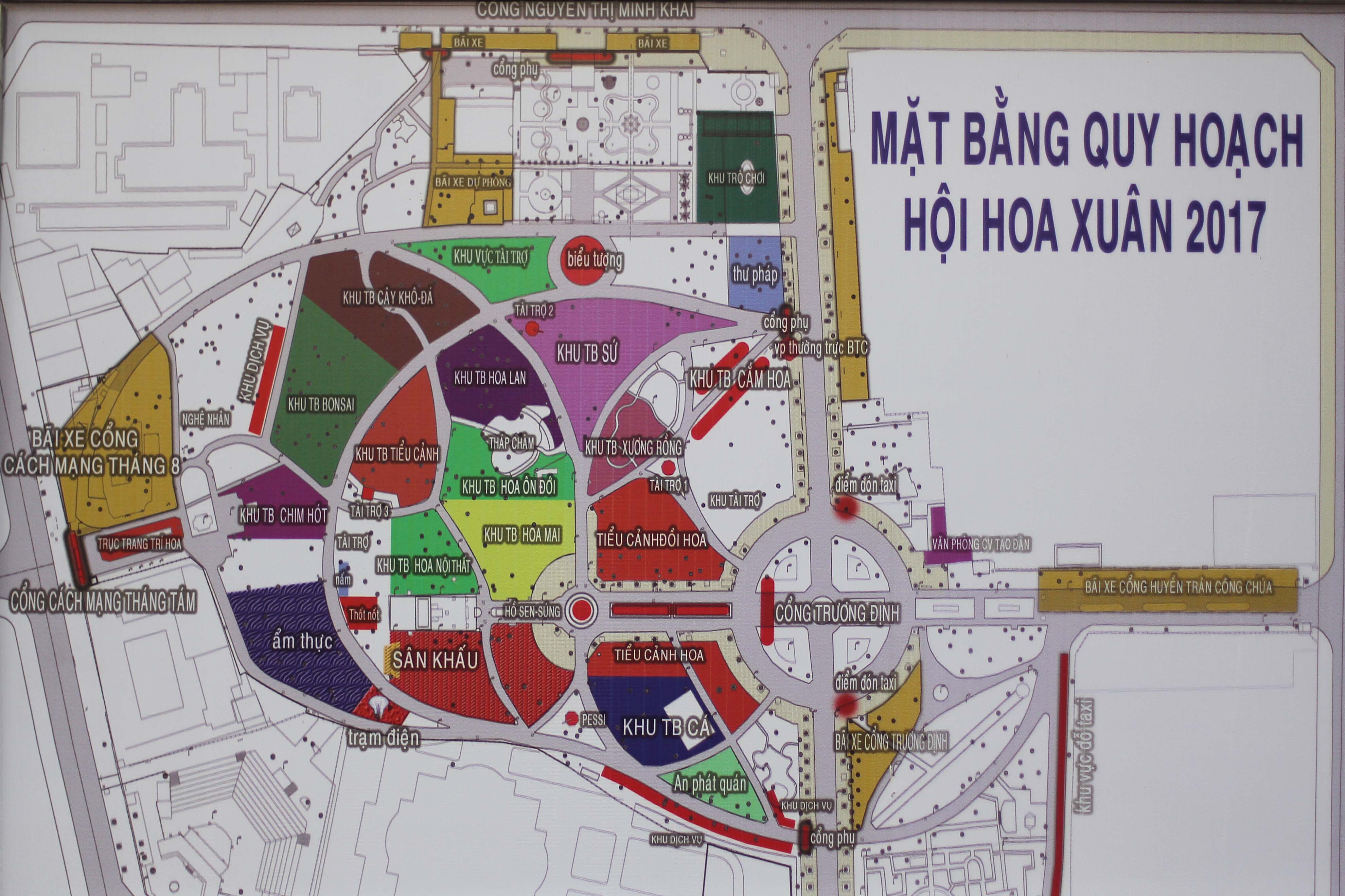 Ban tổ chức Hội Hoa xuân cho biết có đến 12 điểm giữ xe xung quanh Hội Hoa xuân, đáp ứng nhu cầu cho hơn 5.200 xe máy, hơn 70 xe ô tô, đủ sức đáp ứng yêu cầu tham quan vui chơi của người dân trong dịp tết.