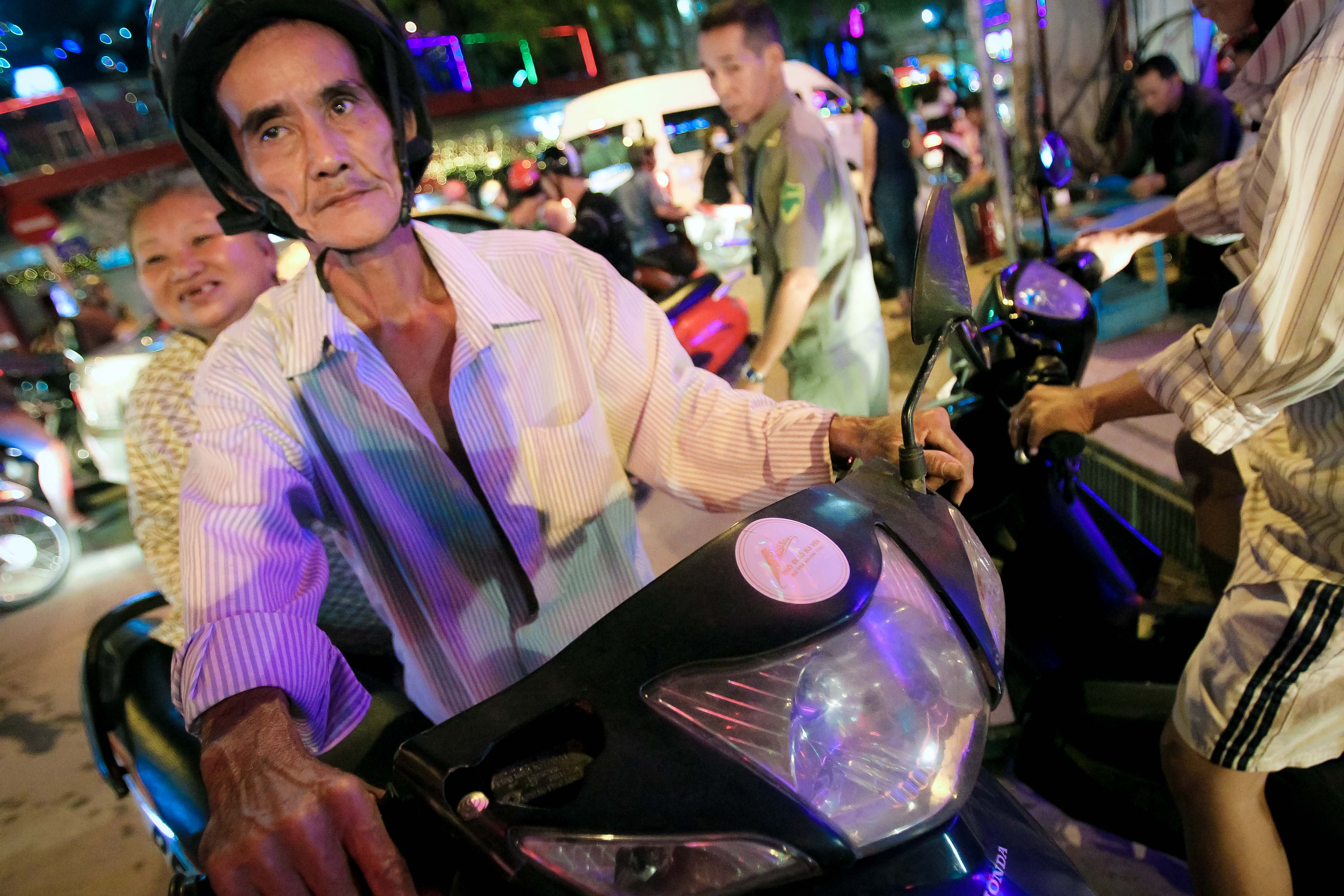Nhiều người ngỡ ng&agrave;ng trong ng&agrave;y đầu Phố đi bộ B&ugrave;i Viện cấm xe - Ảnh 3.