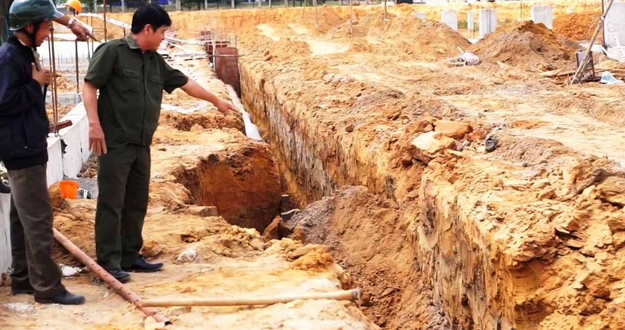 Sạt lở, hai công nhân bị chôn sống trong hố công trình
