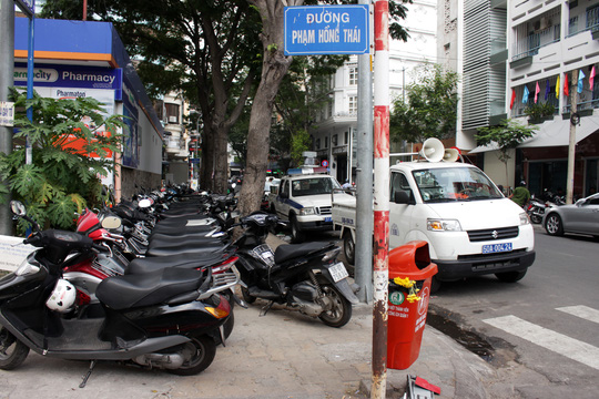
Đ&acirc;y l&agrave; đường Phạm Hồng Th&aacute;i (phường Bến Th&agrave;nh, quận 1), xe m&aacute;y đậu k&iacute;n vỉa h&egrave;, hai &ocirc; t&ocirc; biển xanh thản nhi&ecirc;n chiếm hết l&ograve;ng lề đường.
