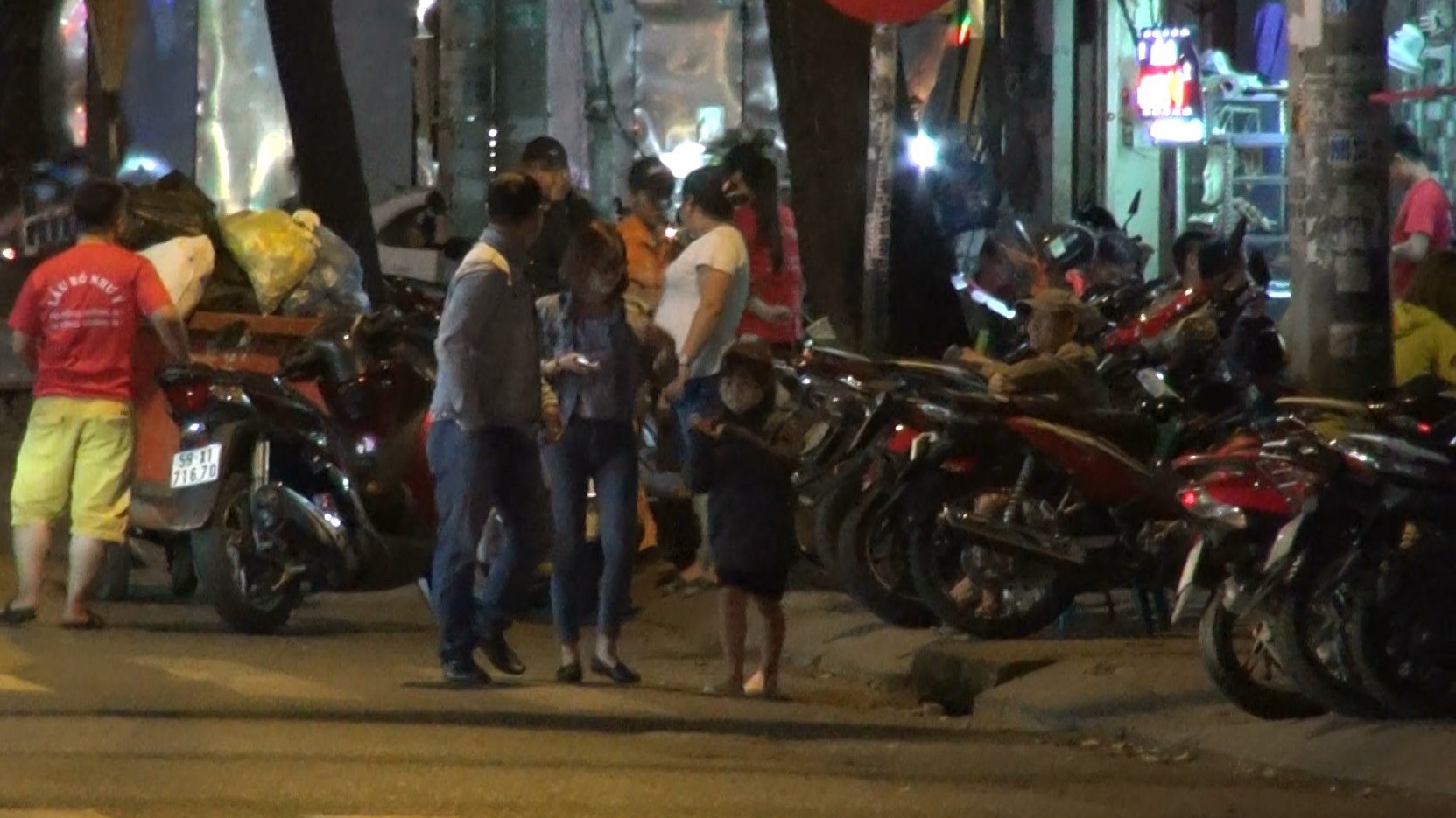 Vỉa hè TP HCM lại bị “đánh cắp”!