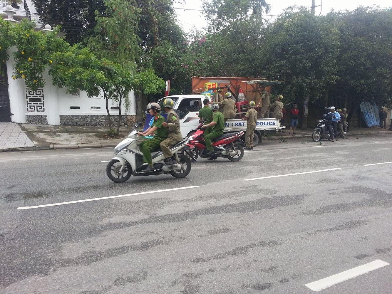 
Lực lượng chức năng phường Kim Long, TP Huế ra qu&acirc;n dọn dẹp vỉa h&egrave; s&aacute;ng c&ugrave;ng ng&agrave;y
