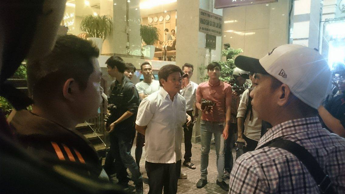 Ông Đoàn Ngọc Hải dẹp vỉa hè khu dịch vụ sang trong đêm