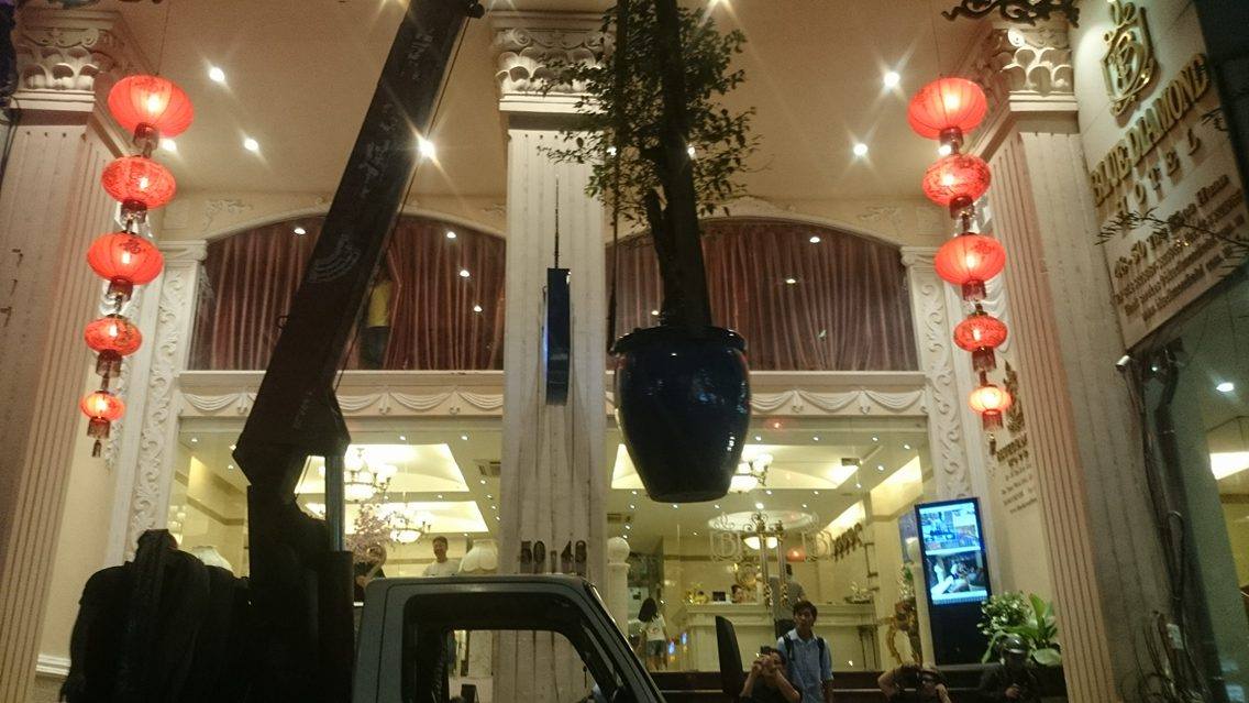 Đoàn liên ngành chỉ đạo cưỡng chế nhiều chậu cây trước khách sạn 3 sao.