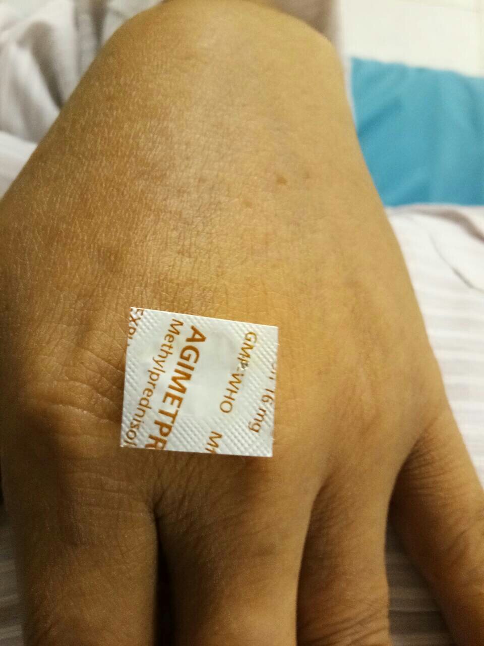 Giữa khuya, uống luôn thuốc còn nguyên bao phim