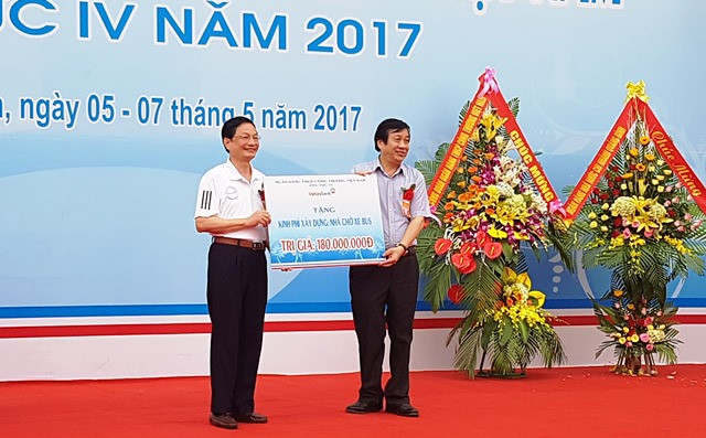 Trao 4 nhà chờ xe buýt cho Quảng Bình