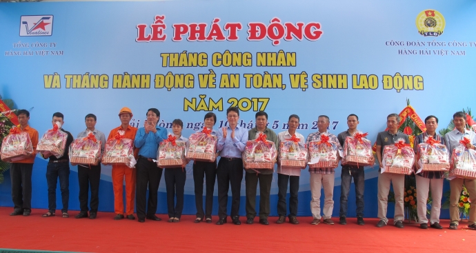 Vinalines hỗ trợ 131 c&ocirc;ng nh&acirc;n lao động kh&oacute; khăn - Ảnh 2.