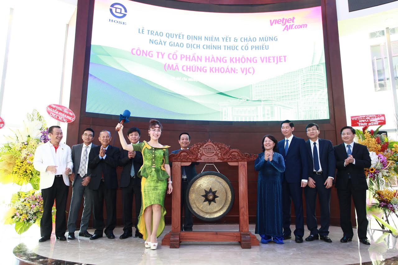 Khan hàng, giá cổ phiếu Vietjet tăng kịch trần khi lên sàn