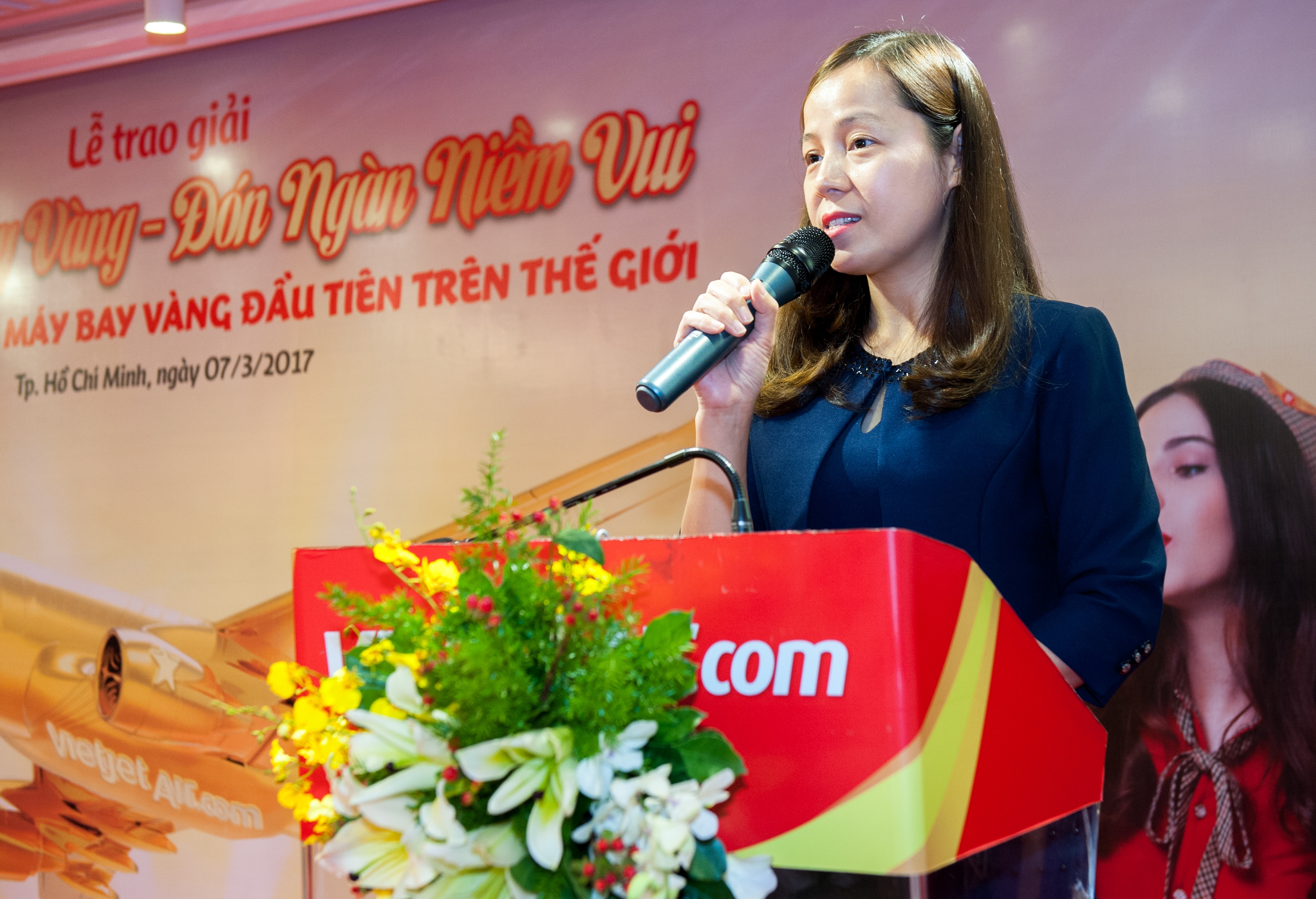 B&agrave; Nguyễn Thị Th&uacute;y B&igrave;nh, Ph&oacute; Tổng gi&aacute;m đốc Vietjet chia sẻ với kh&aacute;ch h&agrave;ng: &ldquo;Vietjet kh&ocirc;ng chỉ cung cấp dịch vụ vận chuyển h&agrave;ng kh&ocirc;ng an to&agrave;n, chất lượng m&agrave; ch&uacute;ng t&ocirc;i lu&ocirc;n mang tới cho kh&aacute;ch h&agrave;ng những trải nghiệm th&uacute; vị, những m&oacute;n qu&agrave; bất ngờ, những khoảnh khắc kh&oacute; qu&ecirc;n tr&ecirc;n c&aacute;c h&agrave;nh tr&igrave;nh c&ugrave;ng Vietjet. Niềm vui của kh&aacute;ch h&agrave;ng cũng ch&iacute;nh l&agrave; niềm vui của ch&uacute;ng t&ocirc;i&rdquo;.