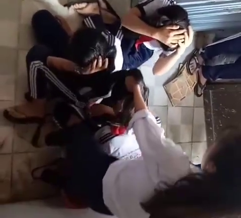 Clip 3 nữ sinh lớp 7 bị đánh dã man, kêu gào thảm thiết