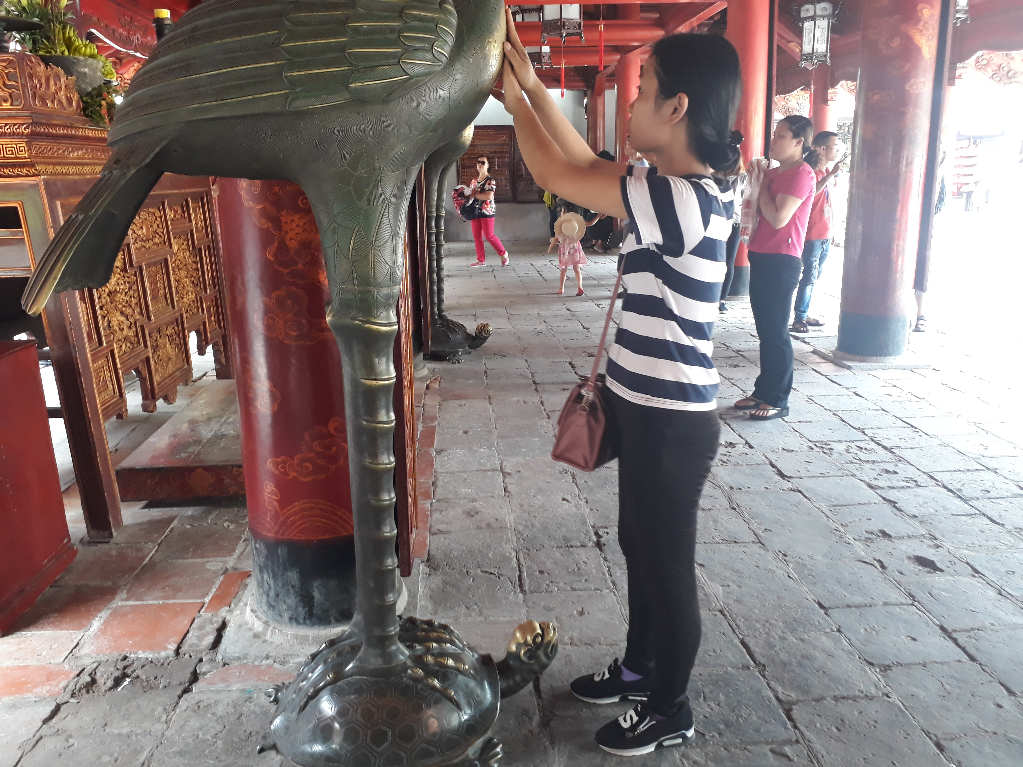 Sĩ tử xoa mình hạc, xin chữ cầu may ở Văn Miếu