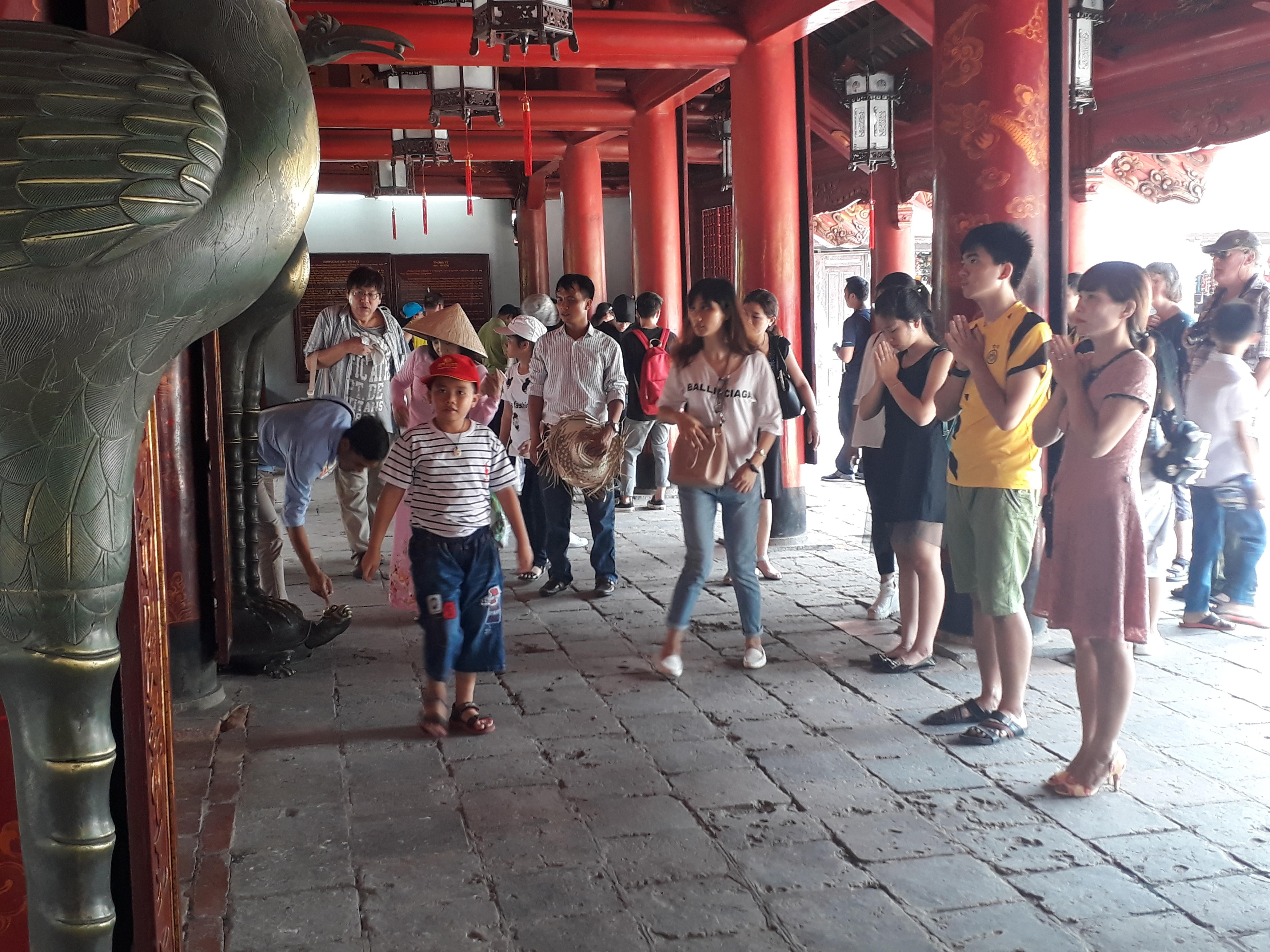 Sĩ tử xoa mình hạc, xin chữ cầu may ở Văn Miếu - Ảnh 3.