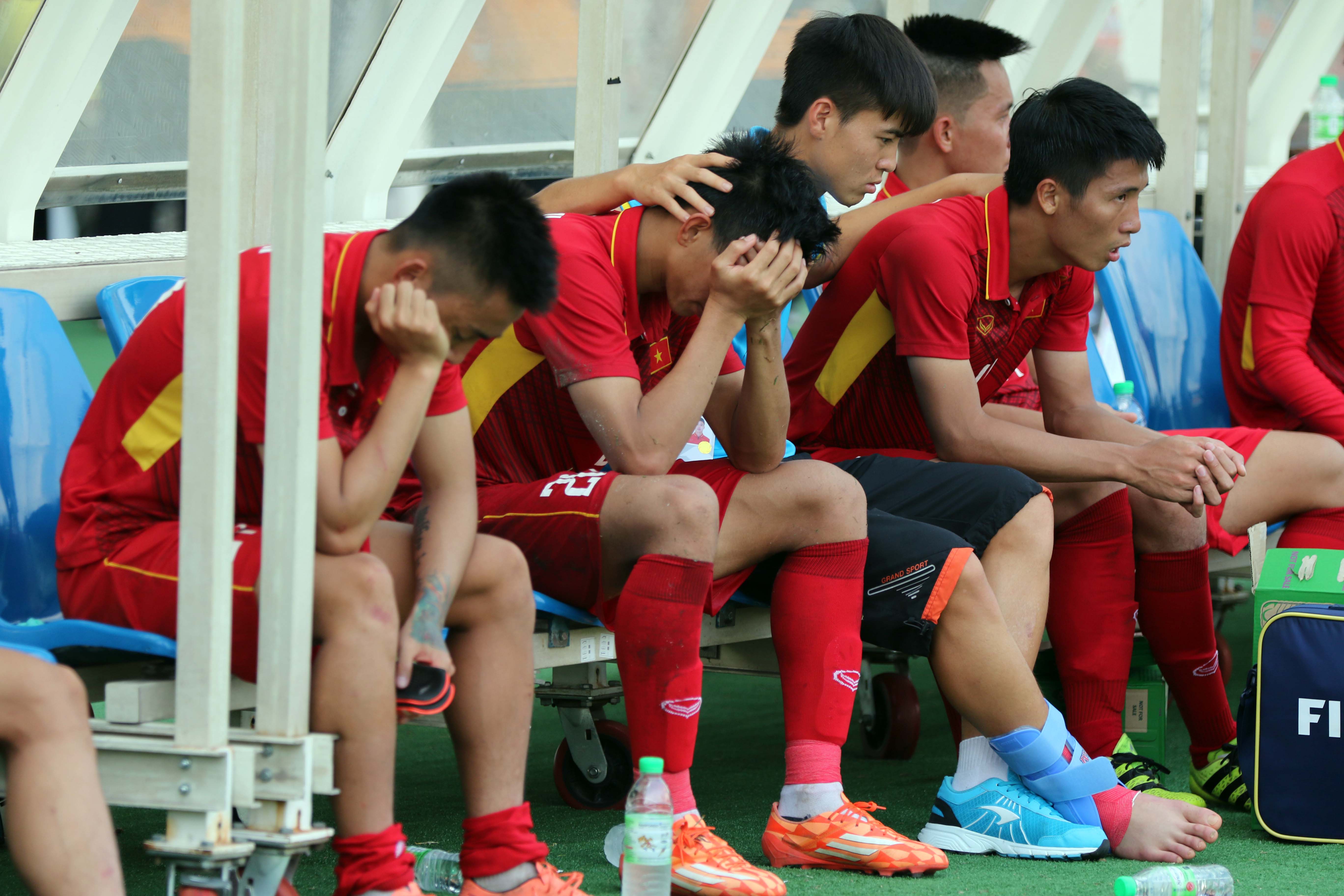 Ch&ugrave;m ảnh: Nước mắt Việt Nam tại Selayang sau trận thua của U22! - Ảnh 14.