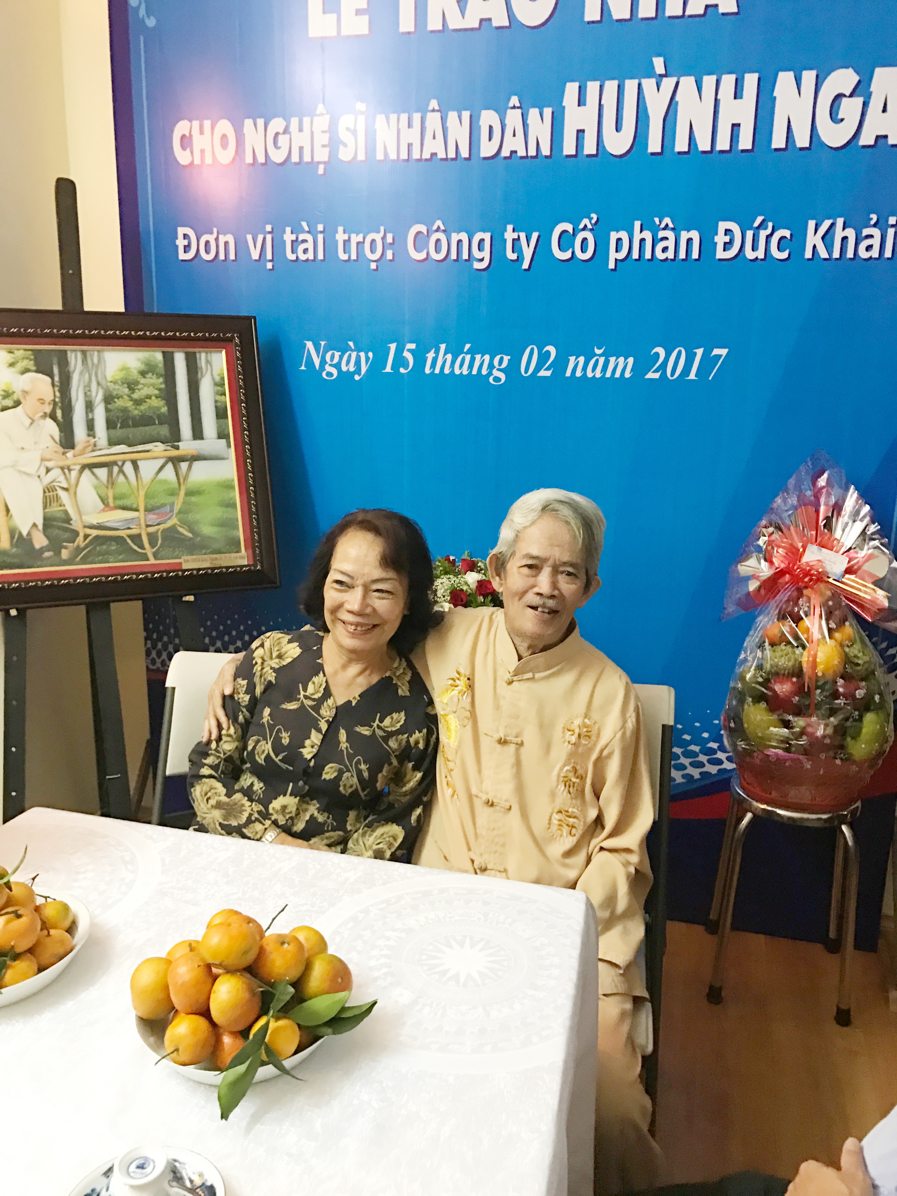 Vợ chồng NSND Huỳnh Nga cười mãn nguyện trong căn hộ mới được nhận