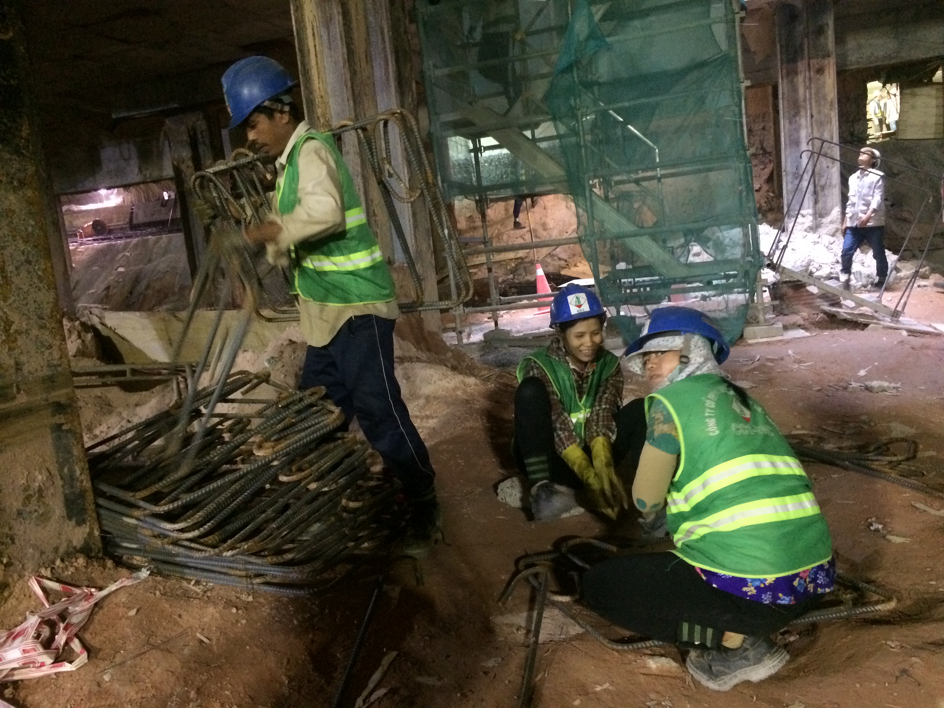
Ch&iacute;nh v&igrave; mọi thứ được thực hiện chuẩn x&aacute;c, an to&agrave;n tuyệt đối m&agrave; c&aacute;c c&ocirc;ng nh&acirc;n l&agrave;m việc dưới l&ograve;ng đất lu&ocirc;n y&ecirc;n t&acirc;m, thoải m&aacute;i khi l&agrave;m việc
