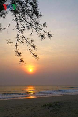 Ngắm vẻ đẹp của b&atilde;i biển hoang sơ dưới ch&acirc;n đ&egrave;o Ngang - Ảnh 1.