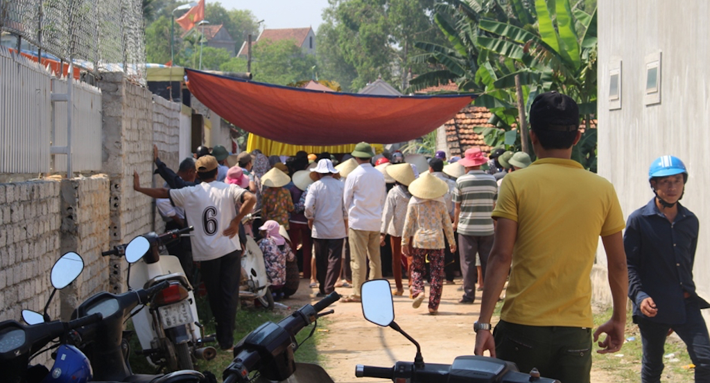 Vợ chồng cùng bị điện giật tử vong khi phơi quần áo