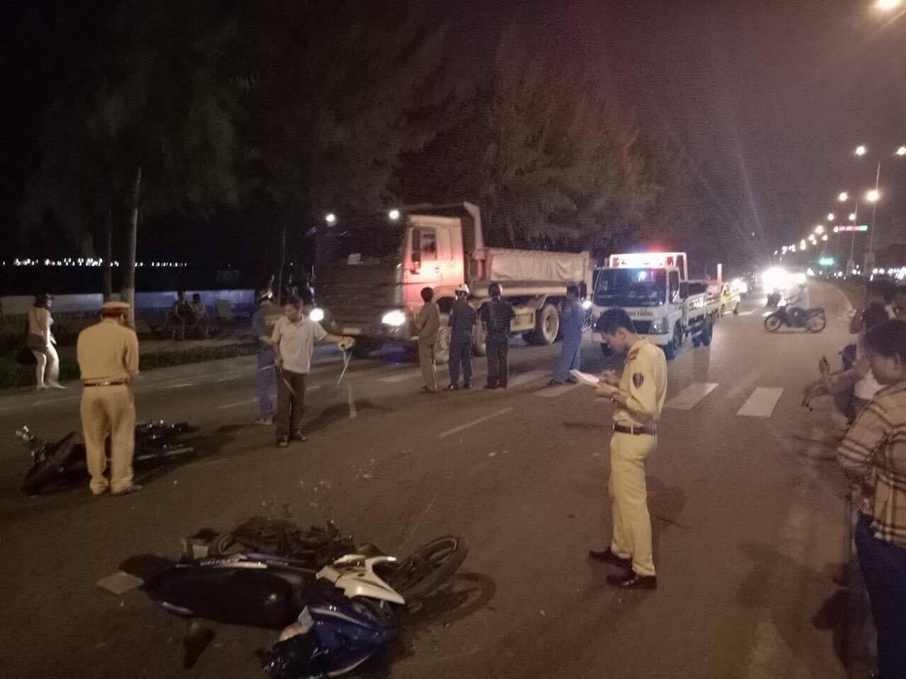 Hai xe máy tông nhau trong đêm, 3 người nguy kịch - Ảnh 1.