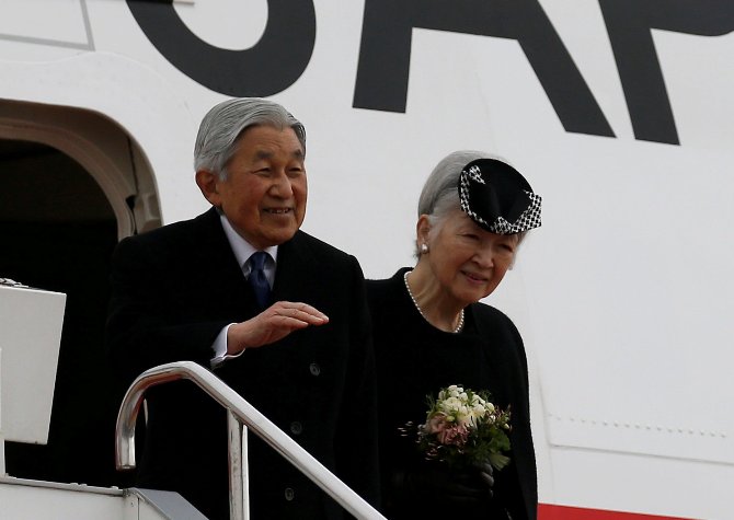 
Nh&agrave; vua v&agrave; Ho&agrave;ng hậu rời Tokyo từ s&acirc;n bay Haneda - Ảnh: Reuters
