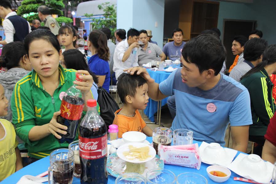 
Hai cha con anh Phạm Thắng dự Bữa cơm tất ni&ecirc;n do LĐLĐ quận Thủ Đức, TP HCM tổ chức
