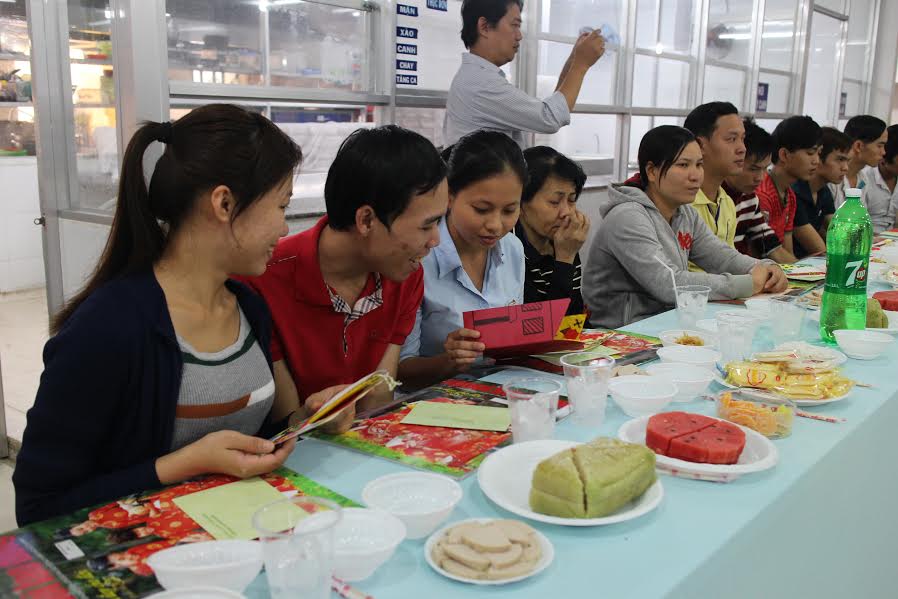 Công nhân Công ty CP Thực phẩm Trung Sơn ăn tiệc do LĐLĐ quận 1, TP HCM tổ chức