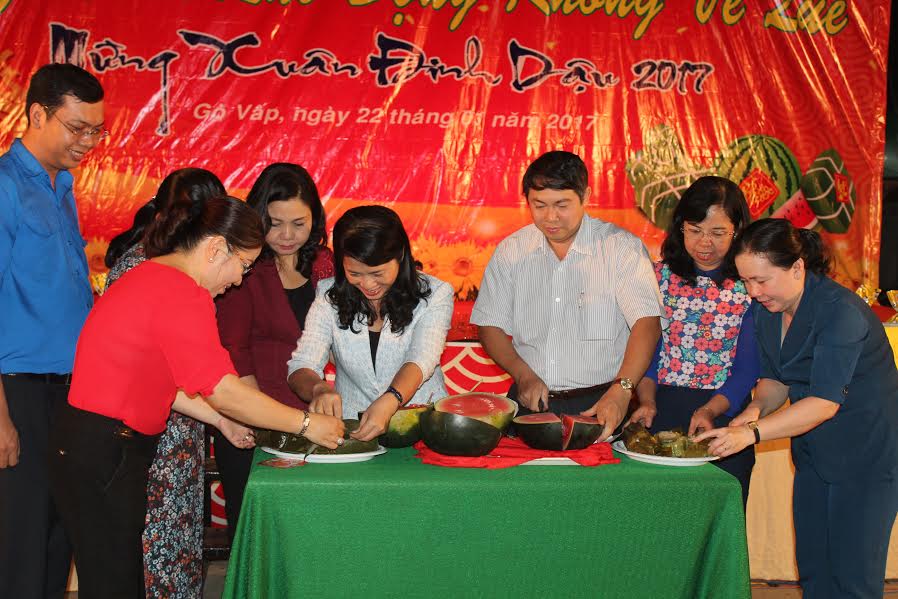 L&atilde;nh đạo LĐLĐ TP HCM v&agrave; quận G&ograve; Vấp, TP HCM c&ugrave;ng cắt dưa, b&aacute;nh vui Tết c&ugrave;ng c&ocirc;ng nh&acirc;n