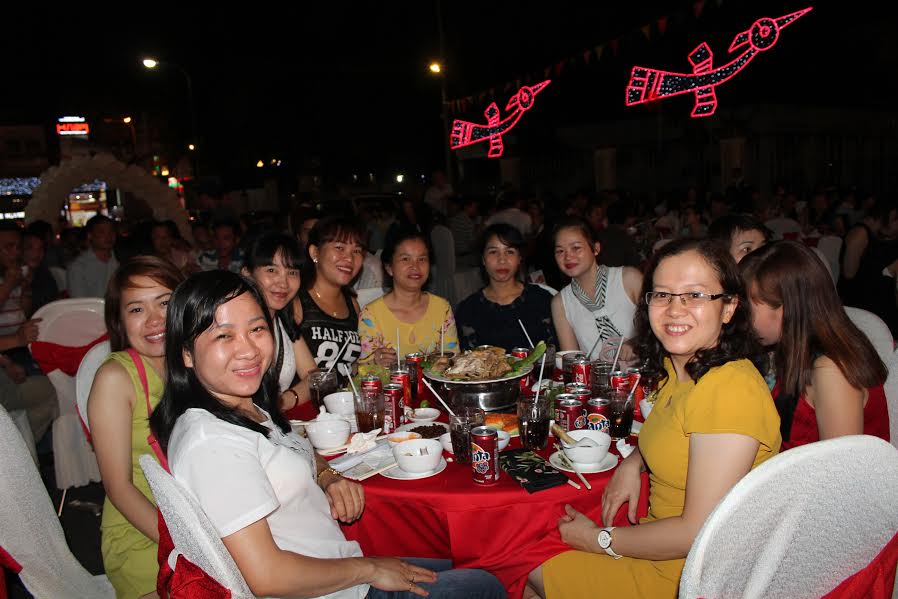 Công nhân hào hứng khi tham gia tiệc tất niên do Công ty TNHH D.I tổ chức