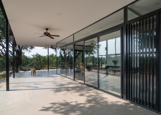 Diện t&iacute;ch m&aacute;i hi&ecirc;n rộng 70 m2 l&agrave; nơi tụ họp ưa th&iacute;ch của cả gia chủ v&agrave; kh&aacute;ch tới chơi.