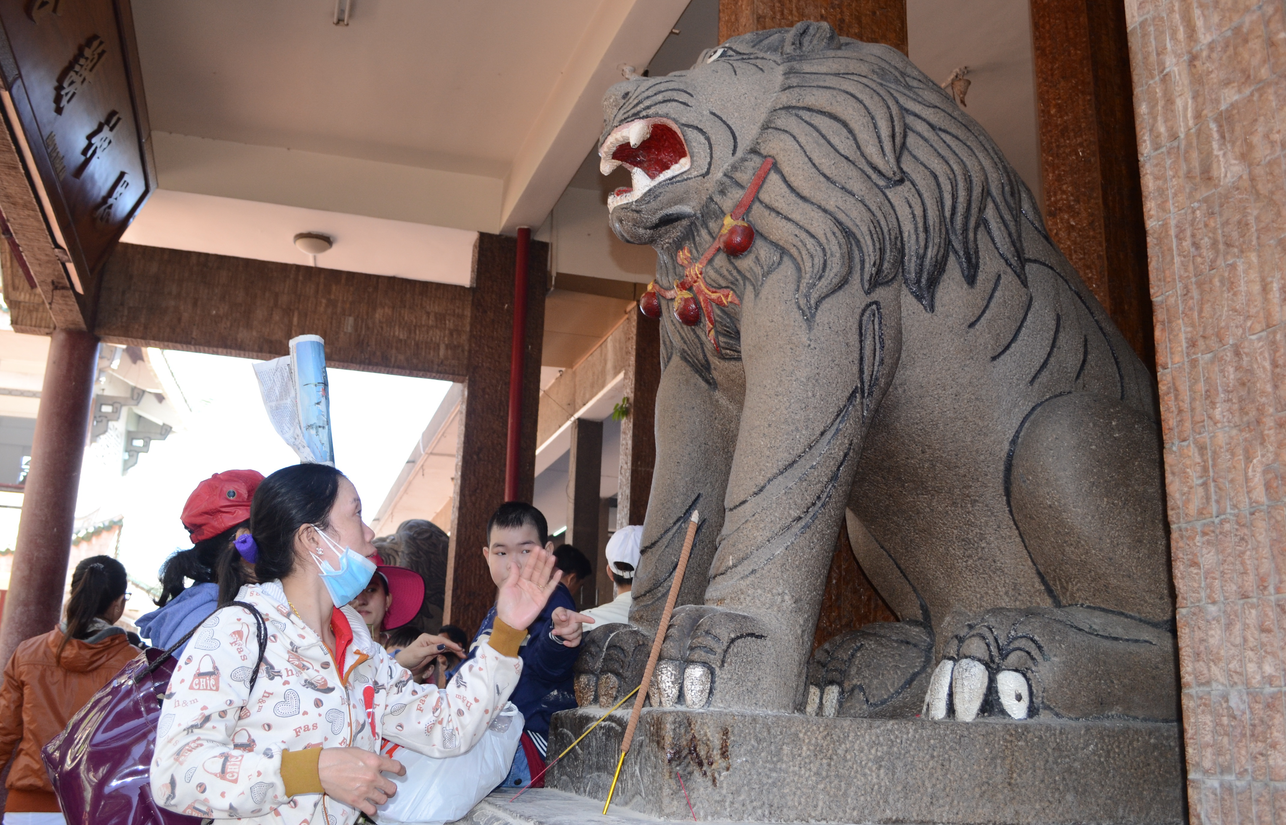 Có người còn vuốt vào chân sư ông đặt tại khu chánh điện để cầu mong sức khỏe dồi dào