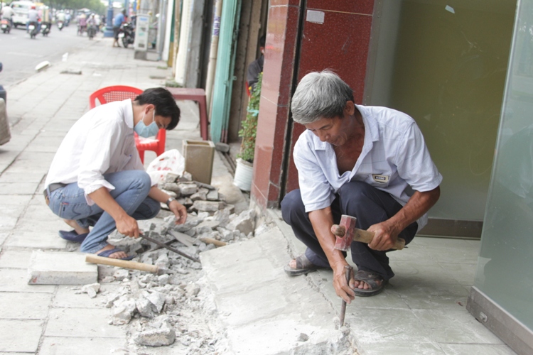 Tự phá bục đệm trước một căn nhà trên đường Võ Văn Kiệt, phường Cô Giang