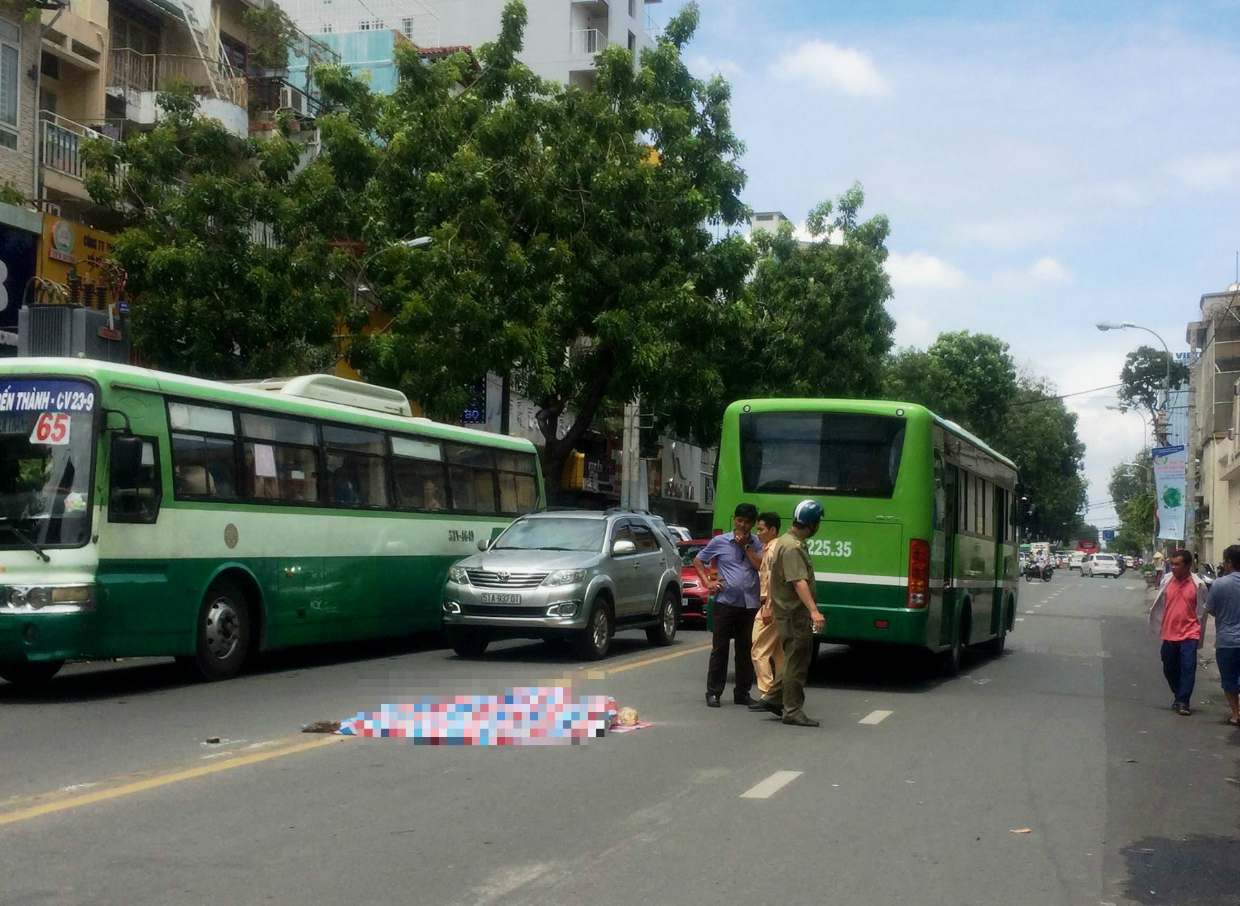TP HCM: Ngã khỏi xe máy, người phụ nữ bị xe buýt cán chết