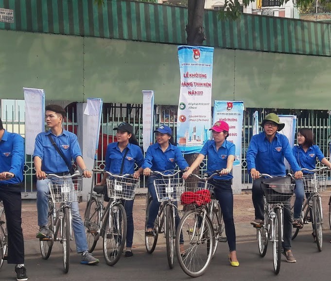 
C&aacute;c đo&agrave;n vi&ecirc;n tham giia lễ ra qu&acirc;n bảo vệ m&ocirc;i trường tr&ecirc;n k&ecirc;nh Nhi&ecirc;u Lộc - Thị Ngh&egrave; s&aacute;ng 26-2
