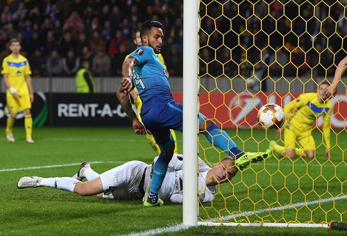 Walcott lỡ hat-trick, Giroud ghi bàn thứ 100 cho Arsenal - Ảnh 2.