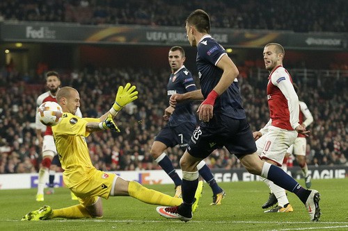 Arsenal mất điểm s&acirc;n nh&agrave;, Everton bị loại khỏi Europa League - Ảnh 2.