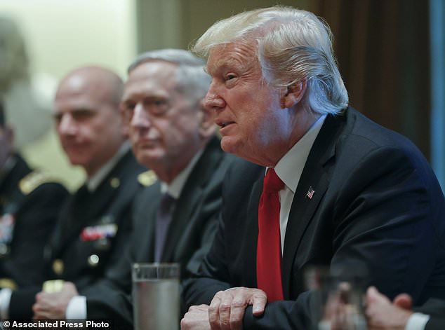 Họp giới quân sự, ông Donald Trump nói về “cơn bão” lạ