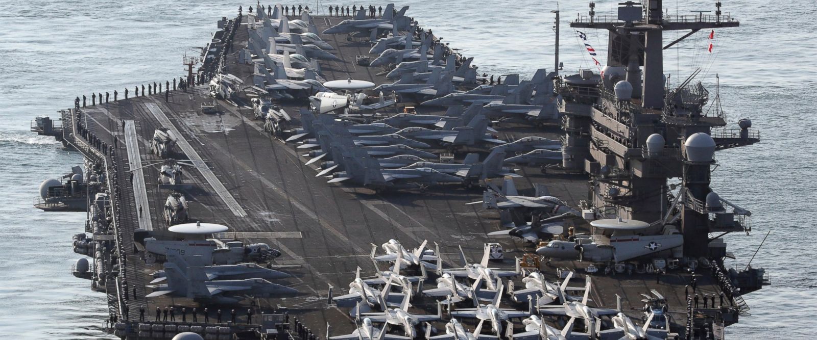 Tàu sân bay USS Carl Vinson trên đường đến cảng Busan ở Hàn Quốc hôm 15-3 để tham gia cuộc tập trận chung. Ảnh: AP