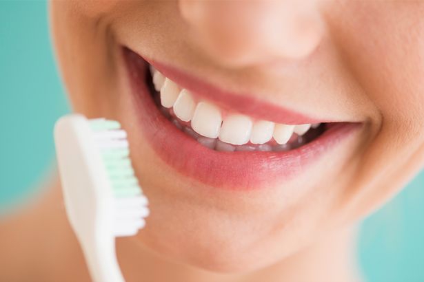 Lười đánh răng sẽ khiến bạn… đau bụng?