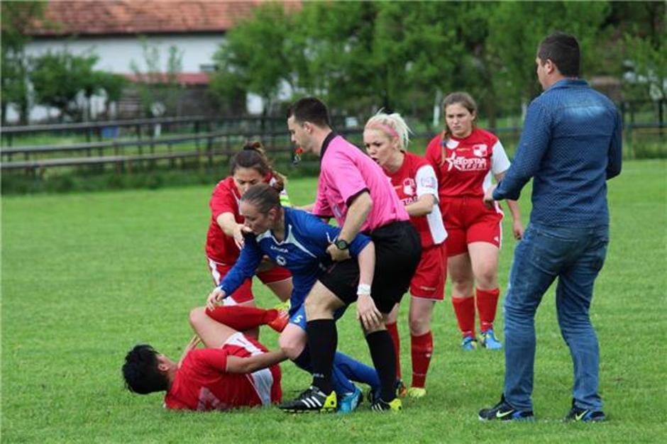 Nữ cầu thủ hạ knock-out đối phương ngay trước mặt trọng tài - Ảnh 2.
